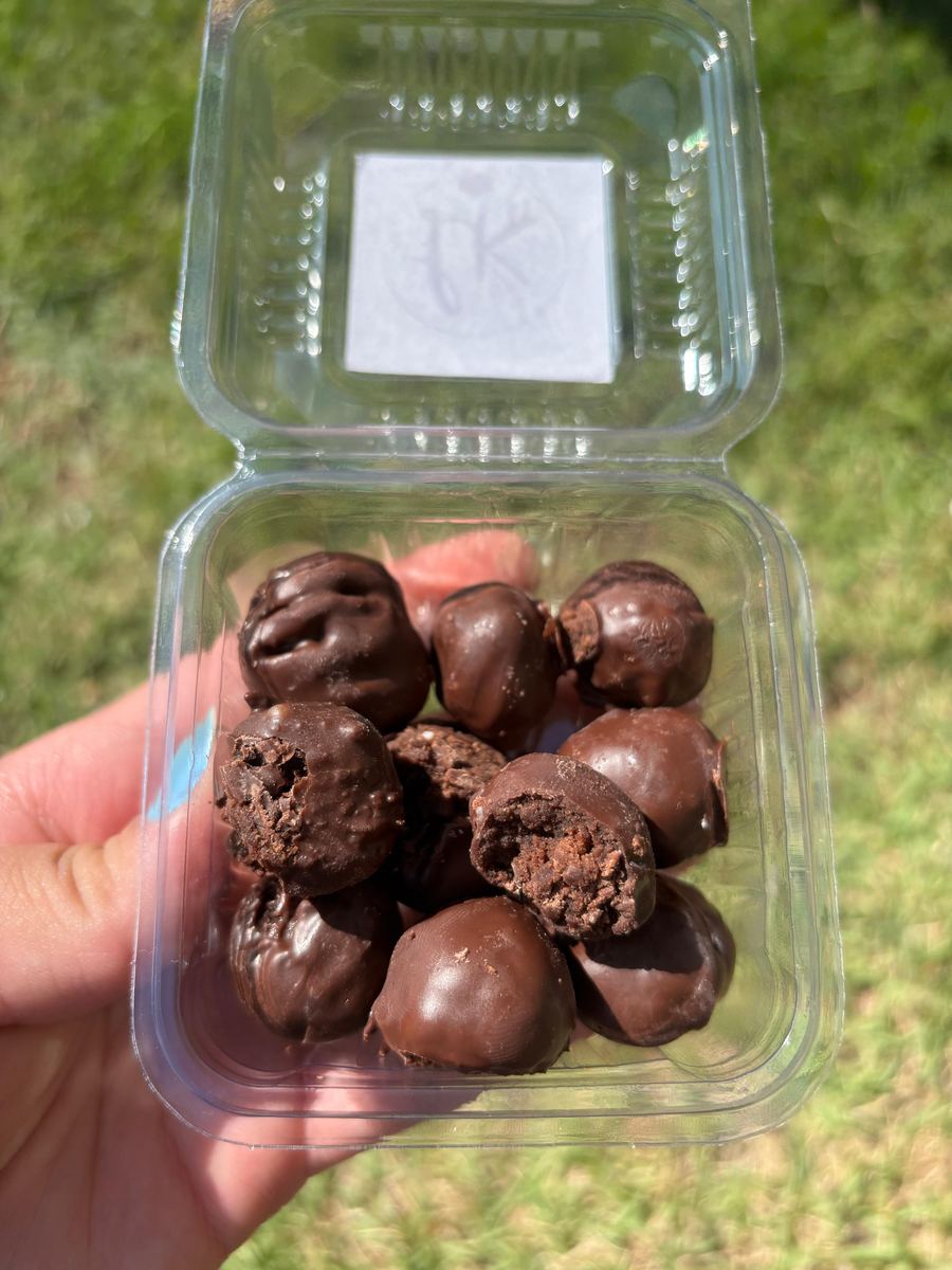 Bites de brownie LK cobertos com chocolate meio amargo