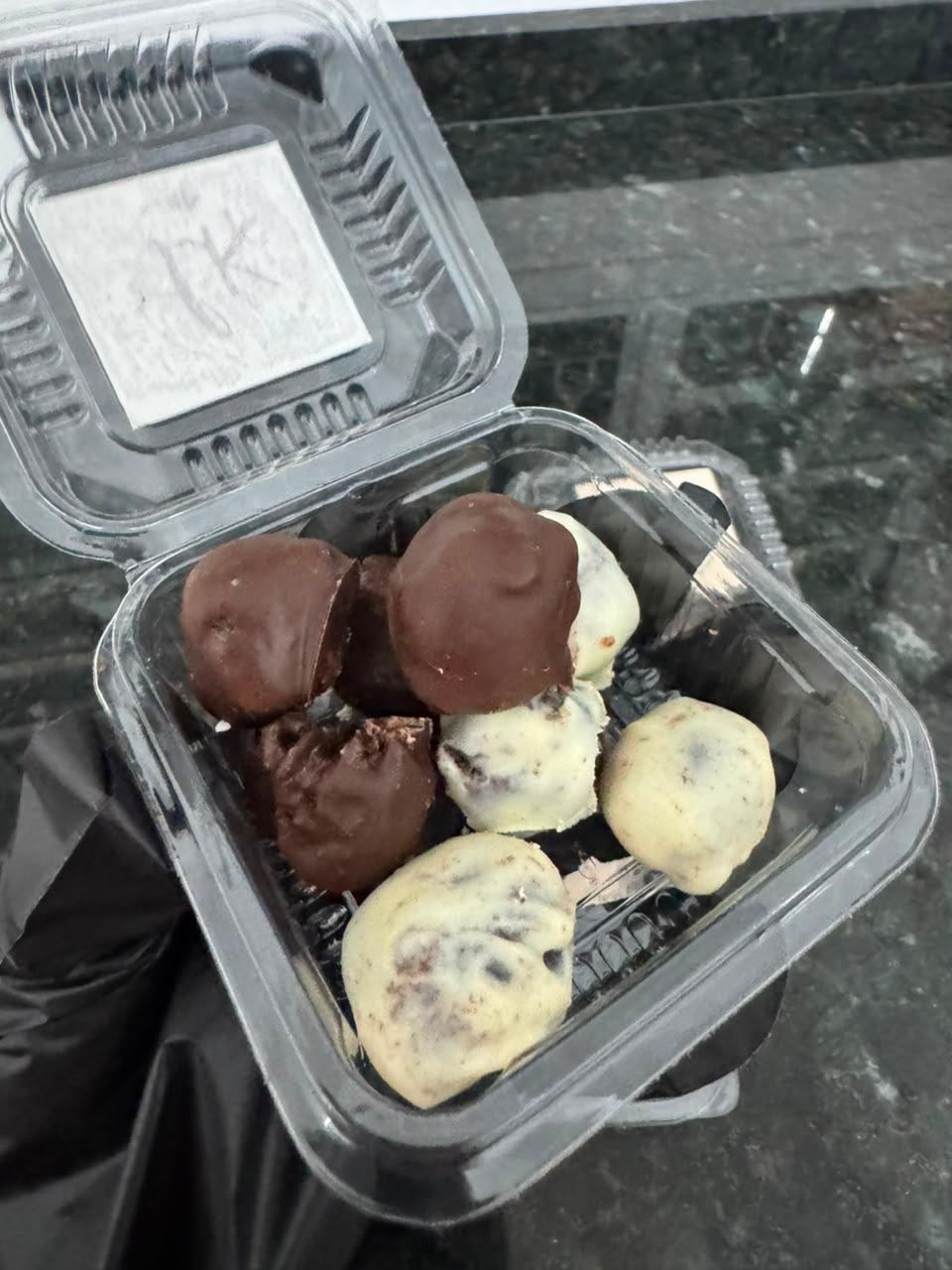 Bites de brownie LK cobertos com chocolate ao leite e chocolate branco