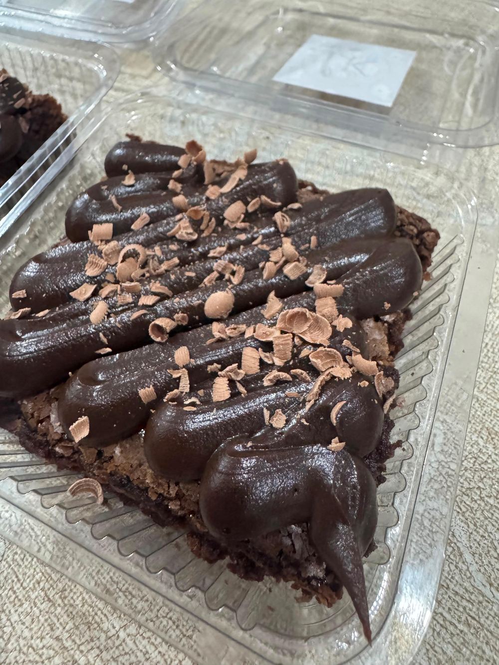 Brownie LK com ganache trufado de chocolate ao leite e raspas de chocolate